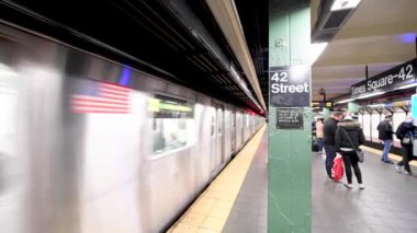 New York City - Aralık 2018: Tren New York 42. cadde Metro İstasyonu'na hareket