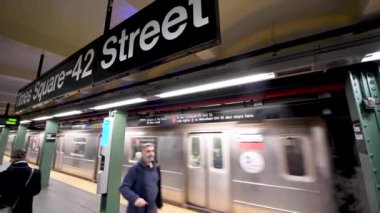 New York City - Aralık 2018: Manhattan Times Square metro istasyonundan tren kalkıyor