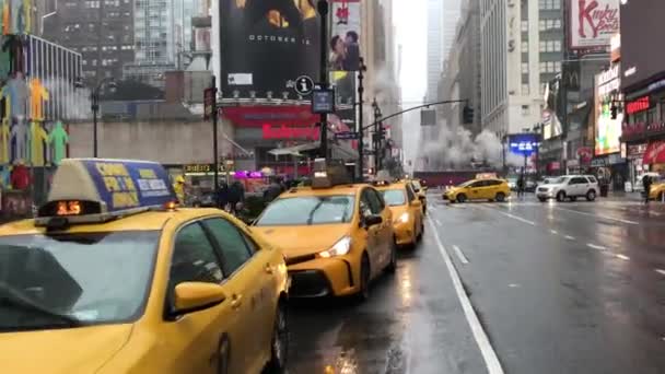 New York City December 2018 Rainy Day Taxi Traffic Tourists — Stock Video