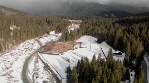 Πανοραμική Αεροφωτογραφία Της Ορεινής Κοιλάδας Χειμώνα Χιόνι Δάσος Και Ποτάμι — Αρχείο Βίντεο