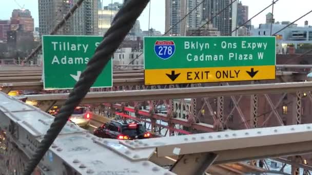 Nueva York City Diciembre 2018 Tráfico Largo Del Puente Brooklyn — Vídeo de stock