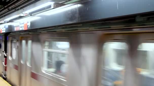 New York City December 2018 Train Departs Manhattan Subway Station — Stock Video