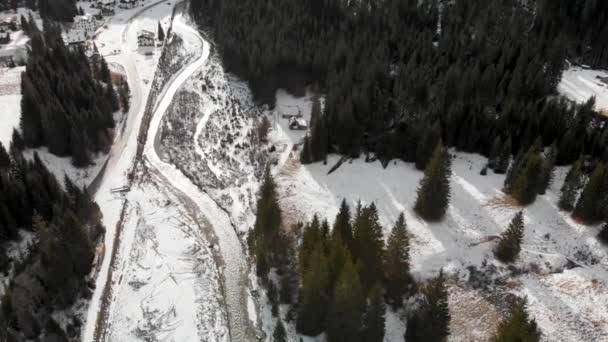 Dolomites en Italie. Alpes en hiver avec forêt et rivière, vue aérienne 