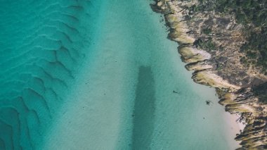 Berrak okyanus güzel havadan görünümü.