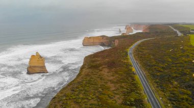 Fırtınalı bir günde Oniki Havariler Great Ocean Road boyunca havadan görünümü.