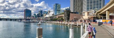 SYDNEY, AUSTRALYA - 19 Ağustos 2018: Yerel halk ve turistler güneşli bir günde Darling Harbour gezintinin keyfini çıkarıyorlar. Bu Sydney 'de büyük bir cazibe..