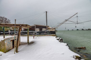 Bir kar fırtınası sonra deniz boyunca plaj evleri.