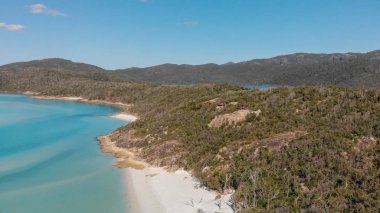 Güzel kıyı şeridinde okyanusun havadan görünümü.