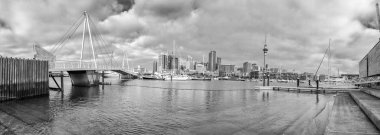 Auckland, Yeni Zelanda - 26 Ağustos 2018: şehir manzarası ve bağlantı noktası, bulutlu bir öğleden sonra panaromik görünüm.