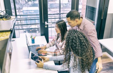 Meslektaşlar arasında bir projenin tartışılması.
