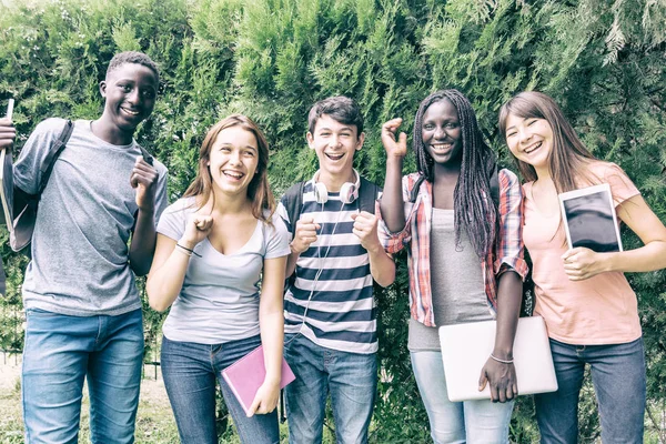 Grupo Estudantes Felizes Sorridentes Que Exultam Final Ano Letivo — Fotografia de Stock