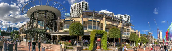 シドニー オーストラリア 2018年8月19日 地元の人々や観光客は晴れた日にダーリングハーバーの遊歩道を楽しんでいます これはシドニーの大きな魅力です — ストック写真