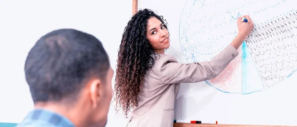 Young Businesswoman Showing Her Colleague Business Trend — Stock Photo, Image
