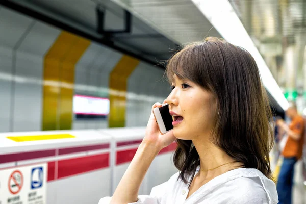 Hermosa Chica Asiática Hablando Por Teléfono Mientras Espera Metro — Foto de Stock