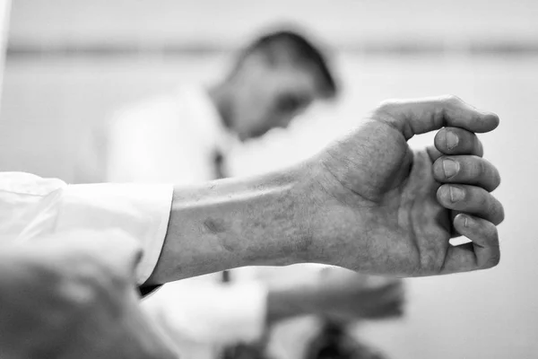 Geschäftsmann Repariert Seine Manschettenknöpfe Bevor Zur Arbeit Geht — Stockfoto