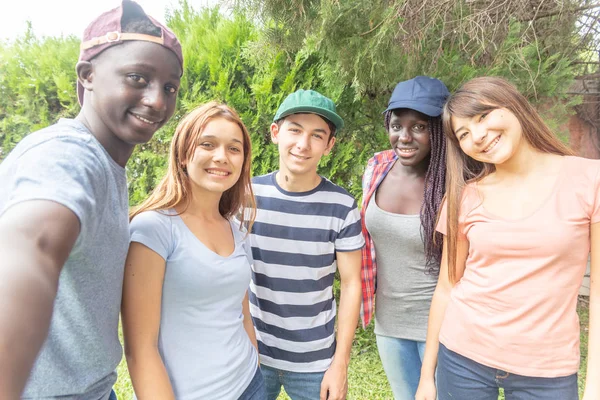 Selfie Gruppo Adolescenti Gita Scolastica — Foto Stock