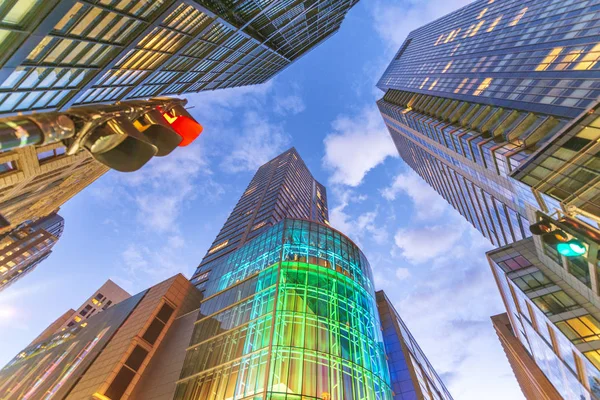 Modern Skyscrapers Night Skyward View Street Level Traffic Lights Green — Stock Photo, Image