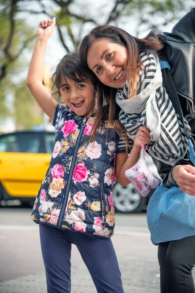 Young Girl Mother Happy Visit City Holiday Relax Concept — Stock Photo, Image