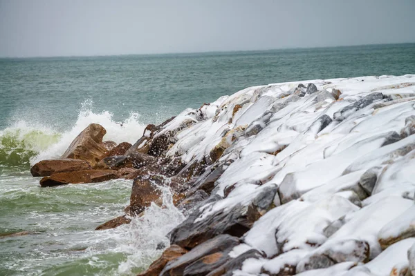 Pierres Long Océan Après Une Tempête Neige — Photo