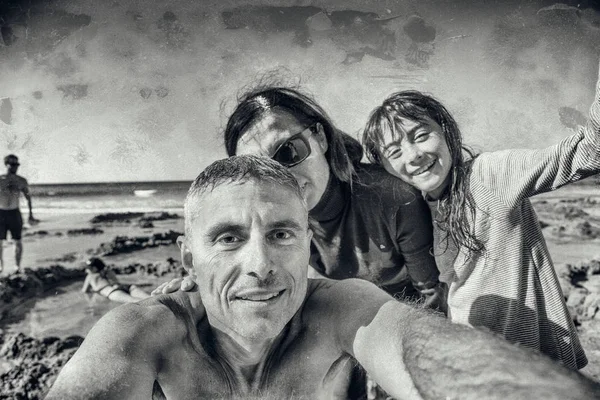 Семья Трех Человек Счастлива Hot Water Beach Коромандел Новая Зеландия — стоковое фото