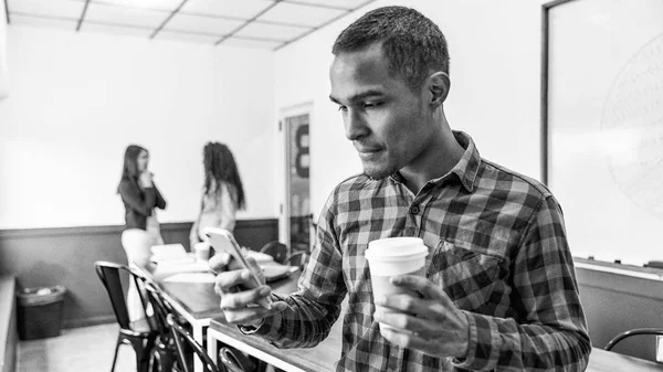 Kahve Molasında Olan Genç Adamı Cep Telefonunu Kontrol Ediyor — Stok fotoğraf