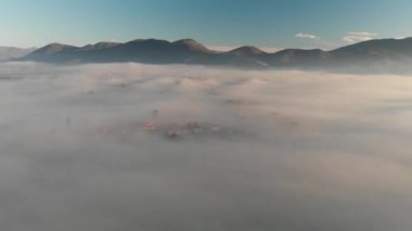 Hava panoramik dağ senaryo sis ile