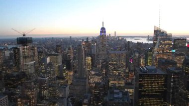 New York City - 4 Aralık 2018: Gece hava görünümü ve Midtown Manhattan kent merkezinin bir çatı üzerinden. New York her yıl 50 milyon kişi çekiyor