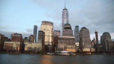 Şehir merkezindeki Manhattan New York'ta bir cruise ship den görüldüğü gün batımında