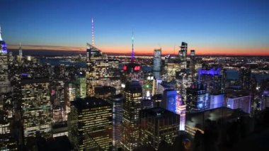 New York City - 4 Aralık 2018: Manhattan siluetinin bir çatı üzerinden günbatımı hava görünümünü. New York her yıl 50 milyon kişi çekiyor