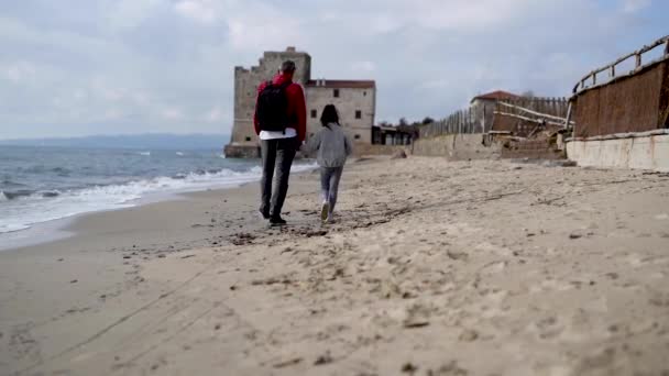 Pai Filha Caminhando Praia Vista Traseira Dia Outono — Vídeo de Stock