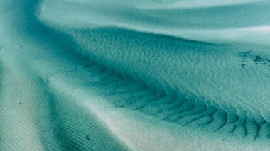 Berrak okyanus güzel havadan görünümü.