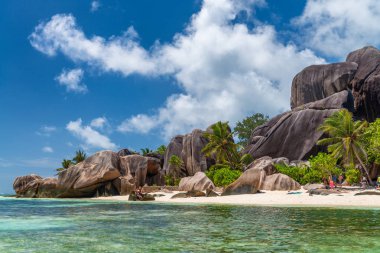 Güzel kayalar ve deniz La Digue, Syechelles.