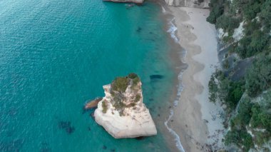 Katedral Koyu 'nun inanılmaz hava manzarası, Coromandel, Yeni Zelanda kıyıları..