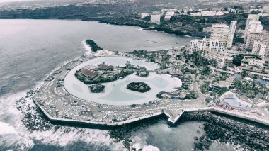 Puerto de la Cruz Martianez Gölü, Tenerife ile panoramik havadan görünümü.