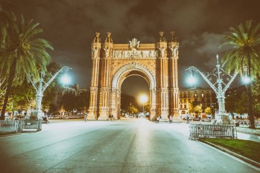 Barcelona - 10 Mayıs 2018: Triumph Arc Meydanı turist ile gece. Şehir her yıl 15 milyon kişi çekiyor.
