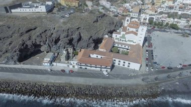 Candelaria, Tenerife. Şehir manzarası ve kıyı şeridi, güzel havadan görünümü.