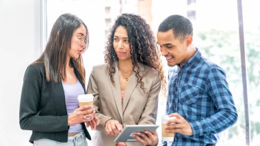 Meslektaşlar tabletteki iş projesini tartıştılar.