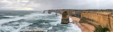 Oniki Havariler panoramik havadan görünümü üzerinde bir bulutlu kış günbatımı, Avustralya