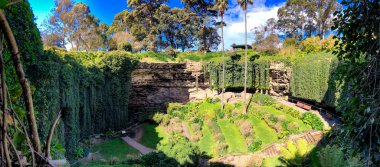 Umpherston Düden parkı Mt Gambier, Avustralya. Güneşli bir panoramik görünüm.