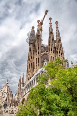 Barcelona, İspanya - 14 Mayıs 2018: Cathedral ve La Sagrada Familia bulutlu bir günde. Mimar Antonio Gaudi tarafından tasarlanmış ve inşa 1882 yılından bu yana olmak.