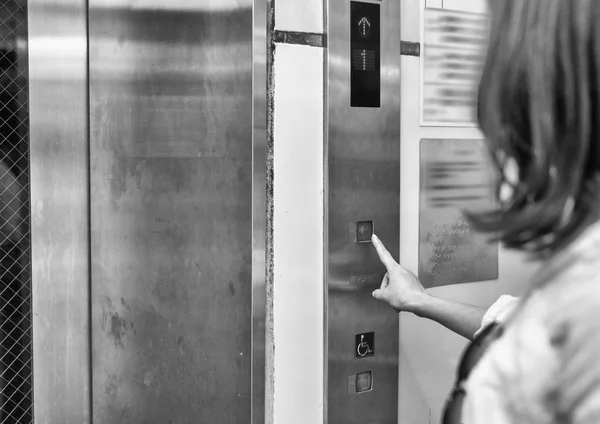 Vacker Flicka Väntar Hissen — Stockfoto