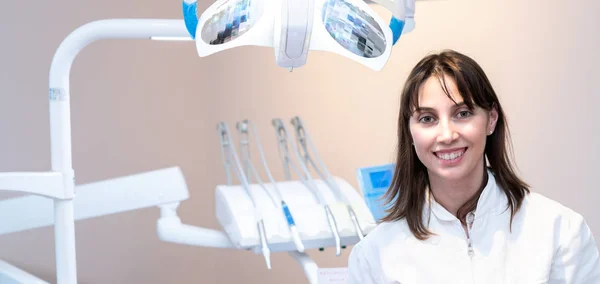 Sorridente Dentista Piedi Nel Suo Studio Dentale — Foto Stock