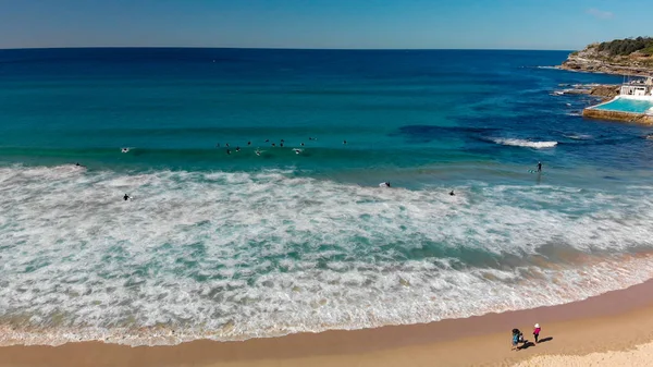 Vista Aérea Costa Bondi Beach Con Surfistas Olas Sydney Australia —  Fotos de Stock