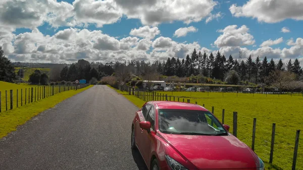 Carro Atravessando Bela Paisagem — Fotografia de Stock