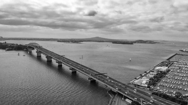 オークランド航空全景 市橋とスカイライン ニュージーランド — ストック写真