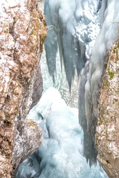 イタリアのアルプスで岩を覆っている氷 — ストック写真