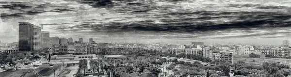 西班牙黄昏时巴塞罗那天际线的空中景观 — 图库照片