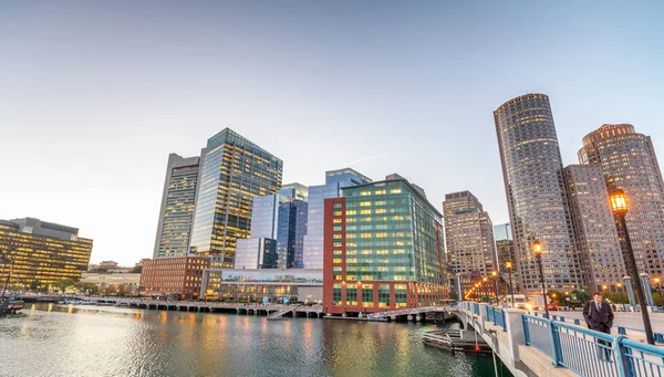 Boston Seaport Boulevard Natten Med City Skyline Massachusetts Usa — Stockfoto