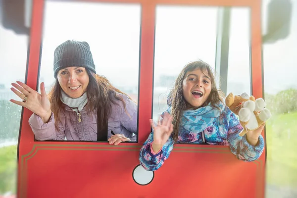 Lycklig Mor Och Dotter Leende Rider Ett Tåg Semester Och — Stockfoto