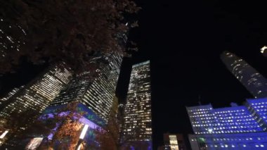 Şehir merkezindeki Manhattan binalar gece, havaya doğru görünümü, caddeden görüldü